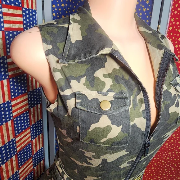 **Sleeveless Camouflage Zip-Front Jumpsuit in Green Camo** - Picture 4 of 13